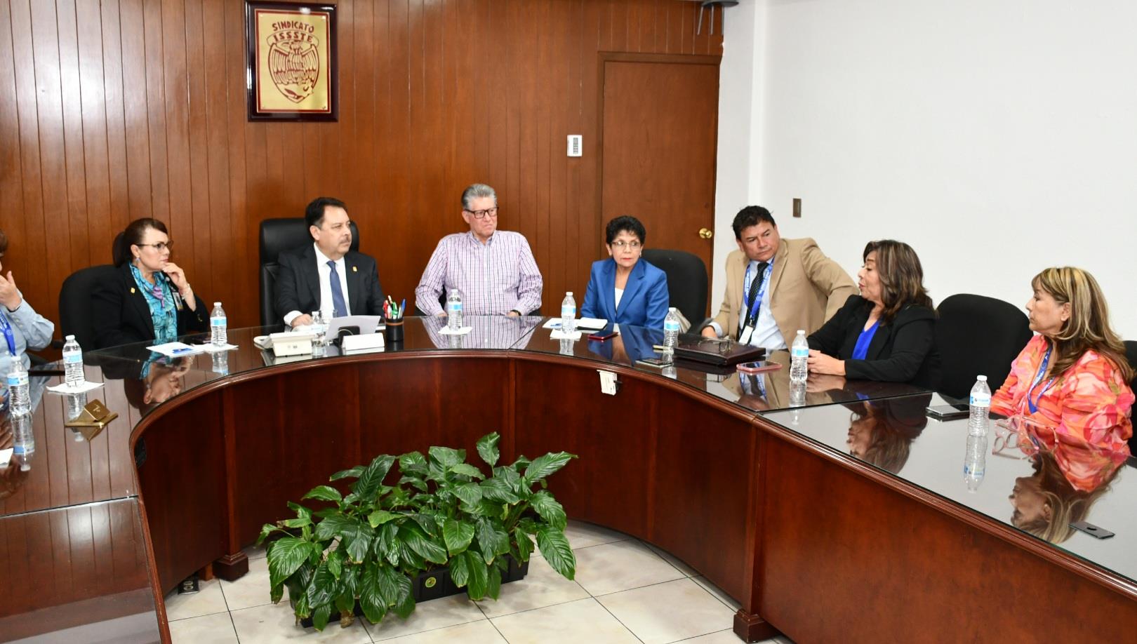 Visita de compañeras y compañeros de la Sección XLV, SuperISSSTE, Velatorio y TurISSSTE